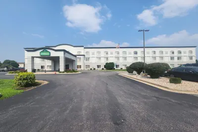 Photo 2 - Wingate by Wyndham - Joliet