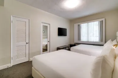 Photo 4 - Crest Hotel Suites