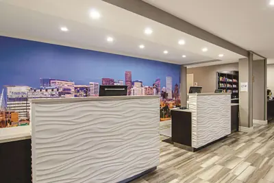 Photo 4 - La Quinta Inn & Suites by Wyndham Denver Airport DIA