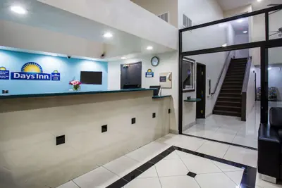 Photo 5 - Days Inn by Wyndham Phoenix North