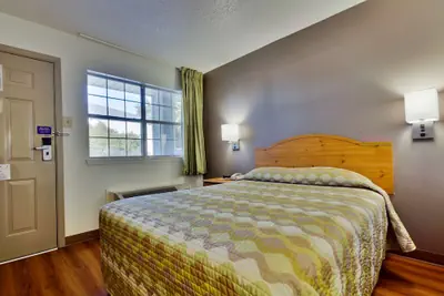 Photo 3 - Studio 6 Dallas, TX - Garland - Northeast