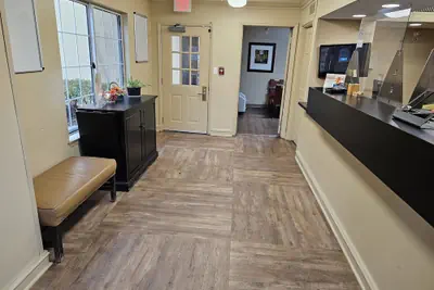 Photo 5 - Suburban Studios Raleigh - Crabtree Valley