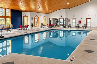 Photo 2 - Comfort Suites Wisconsin Dells Area