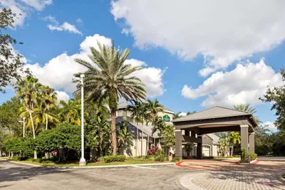 Photo 2 - La Quinta Inn & Suites by Wyndham Ft. Lauderdale Plantation