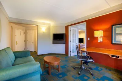 Photo 5 - La Quinta Inn & Suites by Wyndham Charlotte Airport South