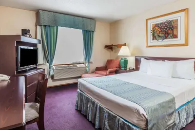 Photo 5 - Super 8 by Wyndham Irving DFW Airport/South