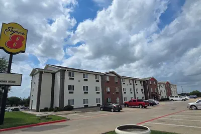 Photo 2 - Super 8 by Wyndham Irving DFW Airport/South