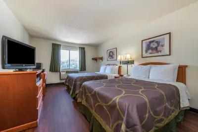 Photo 4 - Super 8 by Wyndham Denton