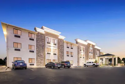 Photo 2 - Comfort Inn & Suites Pueblo