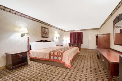 Photo 4 - Super 8 by Wyndham Dallas South