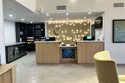 Photo 3 - Comfort Suites At Tucson Mall