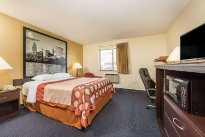 Photo 3 - Super 8 by Wyndham Franklin/Middletown Area