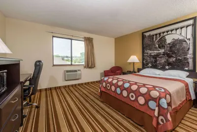 Photo 4 - Super 8 by Wyndham Franklin/Middletown Area