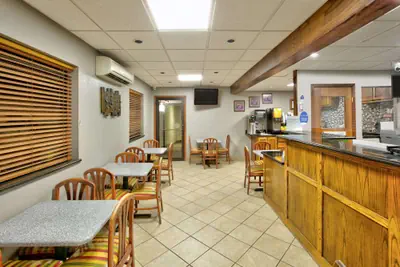 Photo 4 - Super 8 by Wyndham Amarillo
