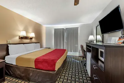 Photo 2 - Econo Lodge La Junta