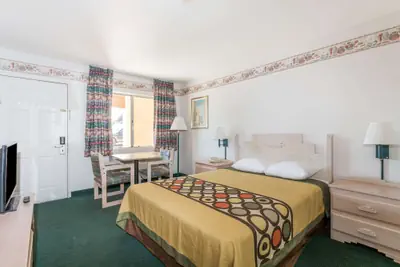Photo 4 - Super 8 by Wyndham Cottonwood