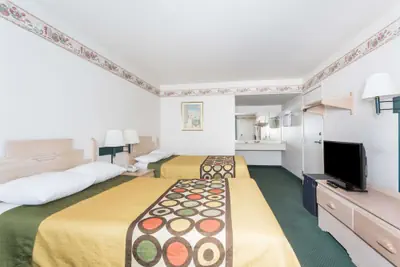 Photo 5 - Super 8 by Wyndham Cottonwood