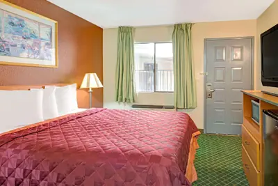 Photo 5 - Travelodge by Wyndham Sacramento / Rancho Cordova