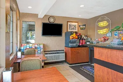 Photo 3 - Travelodge by Wyndham Sacramento / Rancho Cordova