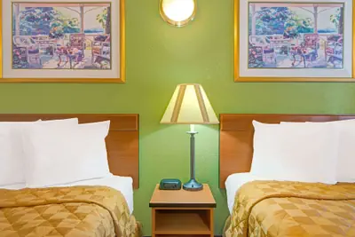 Photo 4 - Travelodge by Wyndham Sacramento / Rancho Cordova