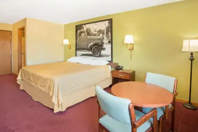 Photo 3 - Super 8 by Wyndham Normal Bloomington