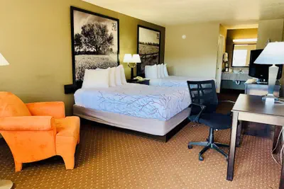 Photo 2 - Hill Country Inn & Suites - New Braunfels / Gruene
