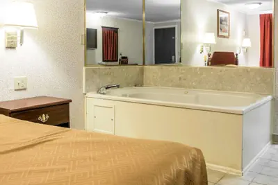 Photo 5 - Rodeway Inn Madison Heights - Detroit