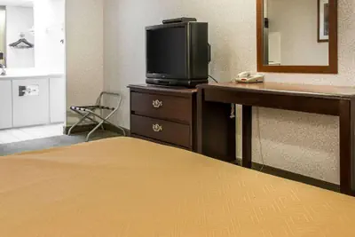 Photo 4 - Rodeway Inn Madison Heights - Detroit