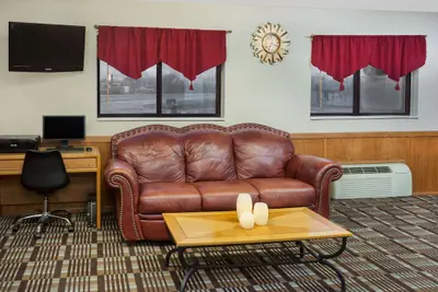 Photo 4 - Super 8 by Wyndham Muscatine
