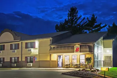 Photo 2 - Super 8 by Wyndham Pella