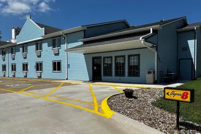 Photo 2 - Super 8 by Wyndham Pella
