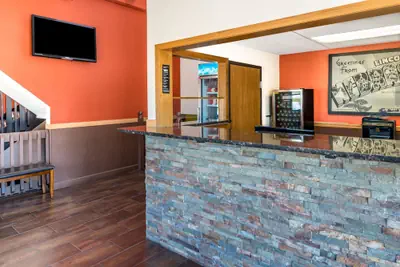 Photo 2 - Super 8 by Wyndham Lincoln West