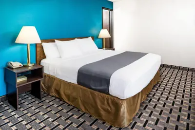Photo 4 - Super 8 by Wyndham Lincoln West