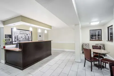 Photo 3 - Super 8 by Wyndham Dandridge