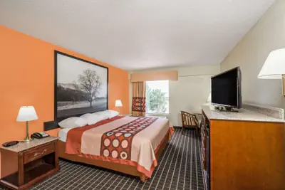 Photo 4 - Super 8 by Wyndham Dandridge