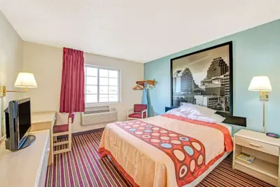 Photo 4 - Super 8 by Wyndham San Antonio/Fiesta