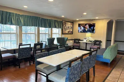 Photo 2 - Super 8 by Wyndham San Antonio/Fiesta