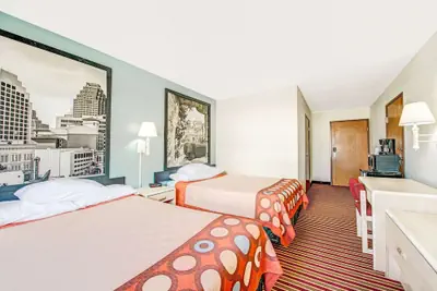 Photo 5 - Super 8 by Wyndham San Antonio/Fiesta