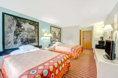 Photo 3 - Super 8 by Wyndham San Antonio/Fiesta