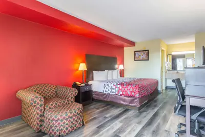 Photo 5 - Econo Lodge & Suites Clarksville near Governors Square Mall