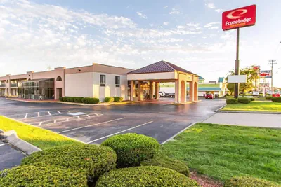 Photo 3 - Econo Lodge & Suites Clarksville near Governors Square Mall