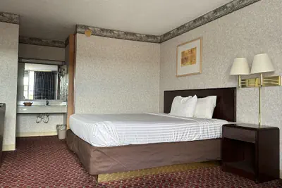 Photo 4 - Rodeway Inn Dalton South