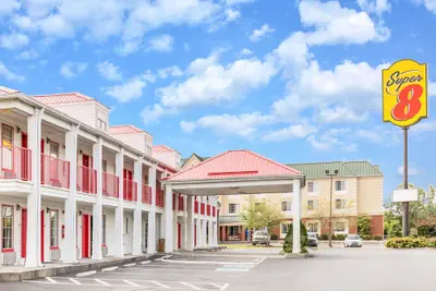 Photo 2 - Super 8 by Wyndham Clinton