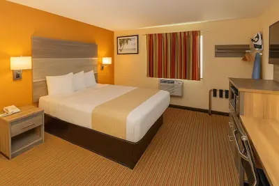 Photo 2 - Travelodge by Wyndham Muskegon