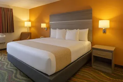 Photo 4 - Travelodge by Wyndham Muskegon