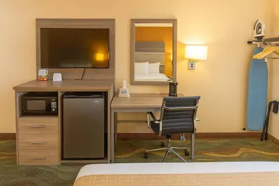 Photo 3 - Travelodge by Wyndham Muskegon