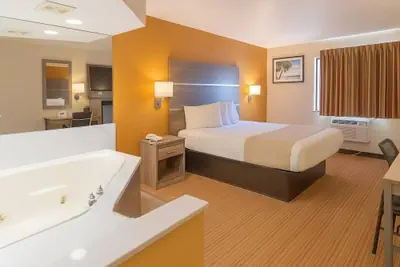 Photo 5 - Travelodge by Wyndham Muskegon