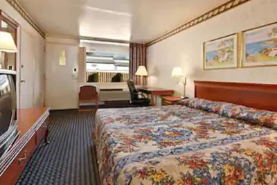 Photo 4 - Ramada by Wyndham Baltimore West