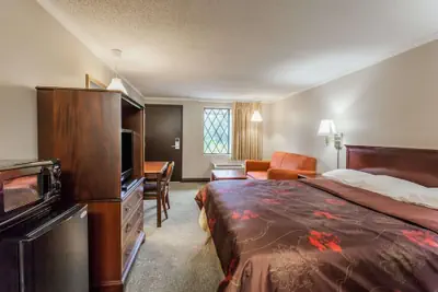 Photo 3 - Knights Inn Farmington Hill
