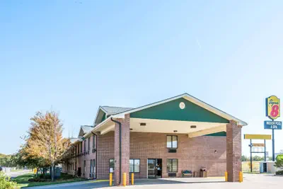 Photo 2 - Super 8 by Wyndham Salina I-70